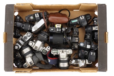 Lot 141 - A Mixed Selection of Cameras