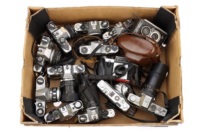 Lot 142 - A Mixed Selection of Cameras
