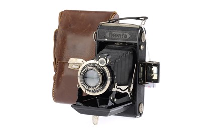 Lot 736 - A Zeiss Ikon Ikonta 520/2 Folding Roll Film Camera