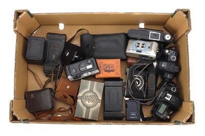 Lot 822 - A Tray of Various Cameras