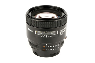 Lot 309 - A Nikon AF Nikkor f/1.8 85mm Lens