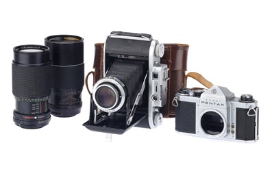 Lot 370 - A Selection of Cameras & Lenses