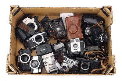 Lot 387 - A Selection of Various Cameras