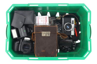 Lot 538 - A Mixed Selection of Cameras & Accessories