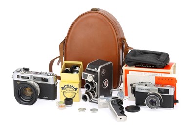 Lot 253 - A Mixed Group of Three Cameras