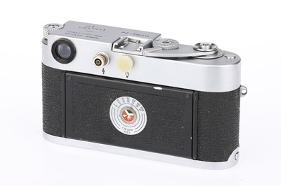 Lot 13 - A Leica M2 Rangefinder Camera