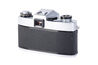 Lot 48 - A Leica Leicaflex SL SLR Camera Outfit