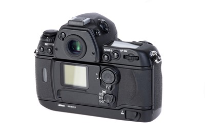 Lot 117 - A Nikon F6 SLR Camera Outfit