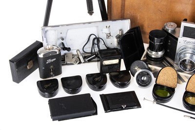 Lot 252 - An Ihagee V.P. Exakta Model B 127 Film SLR Camera Outfit