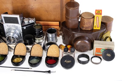 Lot 252 - An Ihagee V.P. Exakta Model B 127 Film SLR Camera Outfit