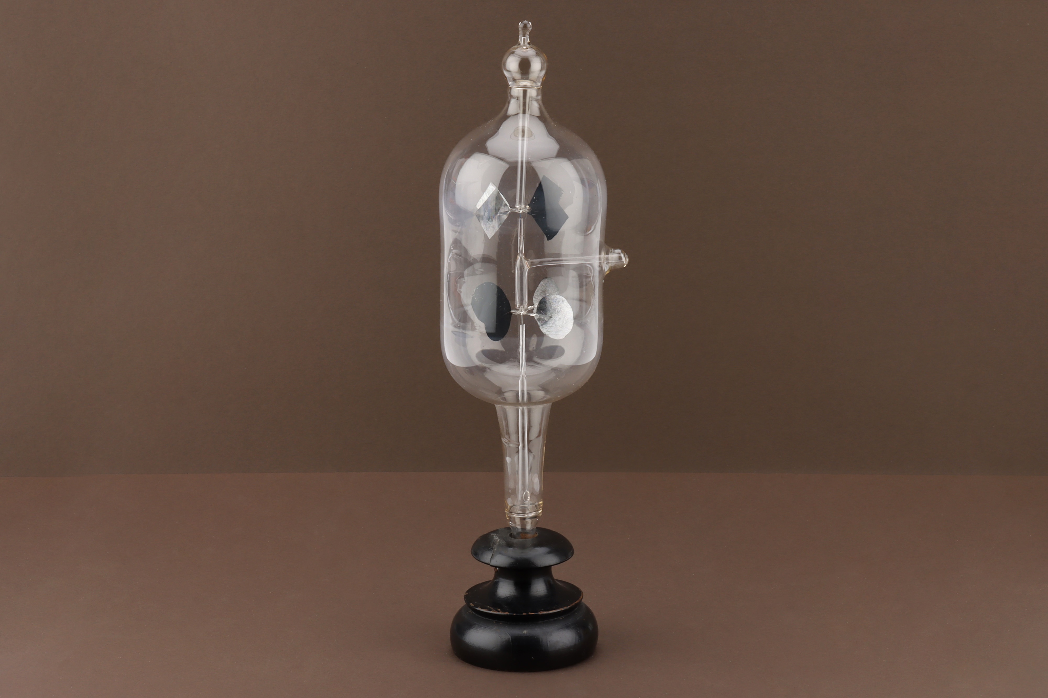 Lot 57 - A Double Vane Crooke's Radiometer