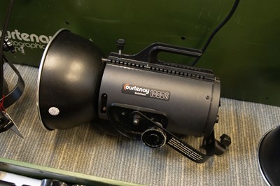 Lot 500 - A Good Courtney Triple Head Flash Outift