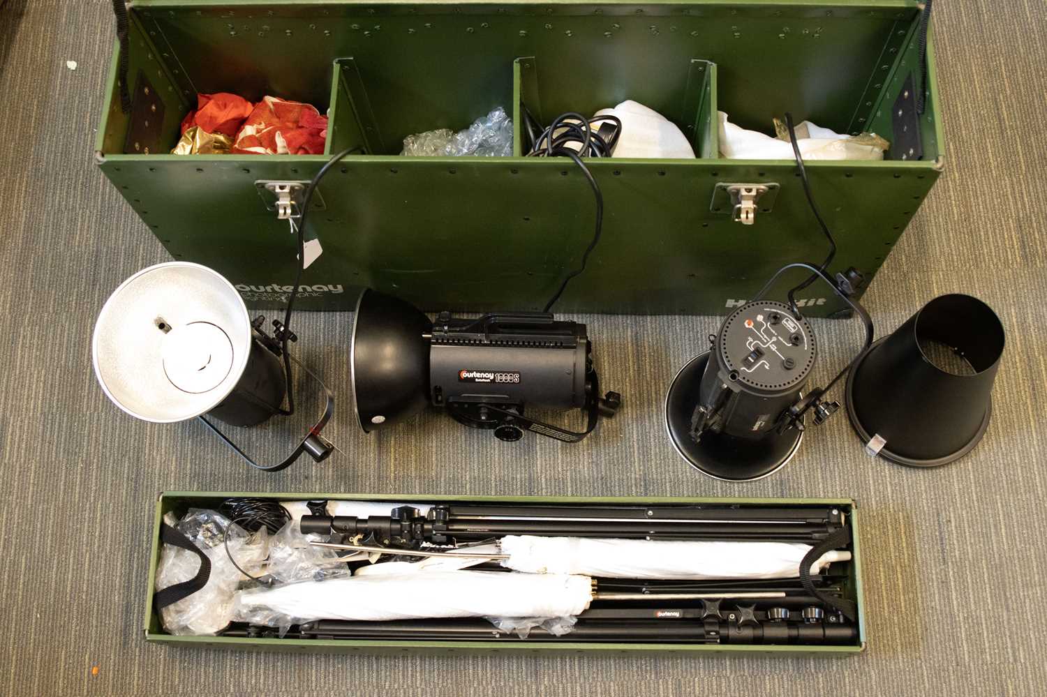 Lot 500 - A Good Courtney Triple Head Flash Outift