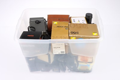 Lot 423 - A Collection of Cameras and Photographica