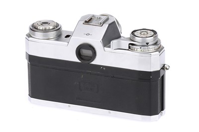 Lot 113 - A Zeiss Ikon Contaflex 'Bullseye' 35mm SLR Camera Outfit