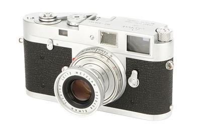 Lot 179 - A Leica M2 Rangefinder Camera