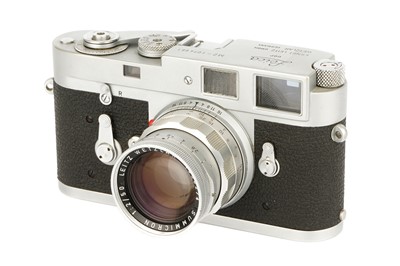 Lot 180 - A Leica M2 Rangefinder Camera