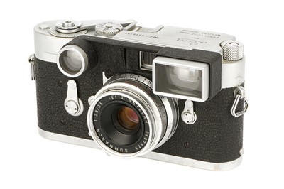 Lot 183 - A Leica M2 Rangefinder Camera