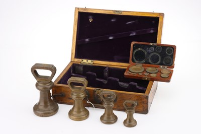 Lot 411 - An Inspectors Portable Avoirdupois Bell Weight Set