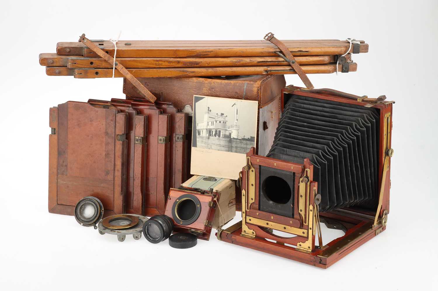 Lot 206 - A Mahogany & Brass Half Plate Field Camera Outfit