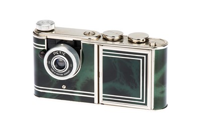 Lot 175 - A Kunik Walter Petie Vanity Sub-Miniature Camera