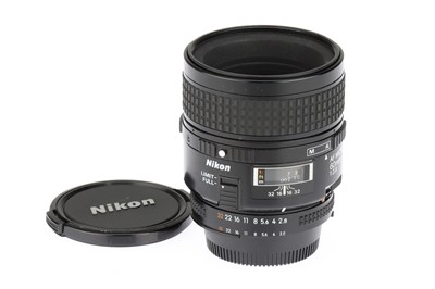 Lot 121 - A Nikon AF Micro0NIkkor D f/2.8 60mm Lens