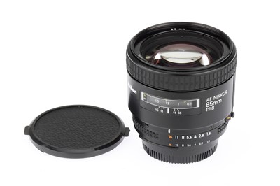 Lot 111 - A Nikon AF Nikkor f/1.8 85mm Lens