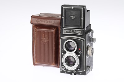 Lot 240 - A Rollei Rolleicord Va Medium Format TLR Camera