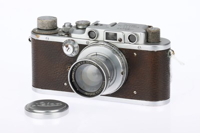 Lot 17 - A Leica IIIa 35mm Rangefinder Camera