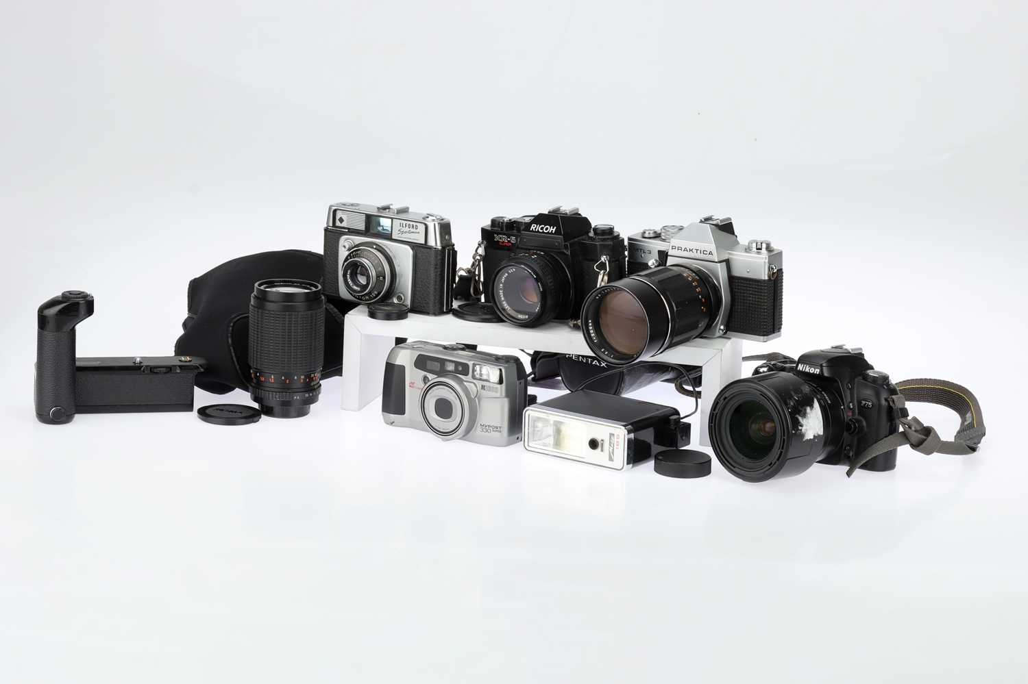 Camer Rangilahi Lot 105 - A Group of 35mm Film Cameras
