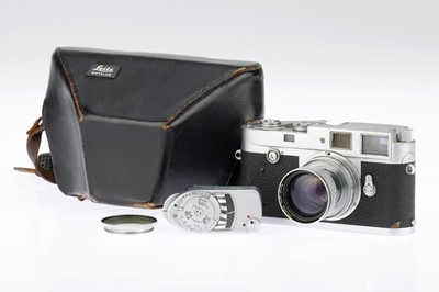 Lot 51 - A Leitz Wetzlar Leica M2 35mm Rangefinder Camera