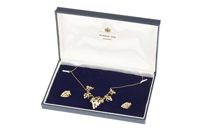 Lot 1270 - A 9ct Yellow Gold Grape Vine Necklace