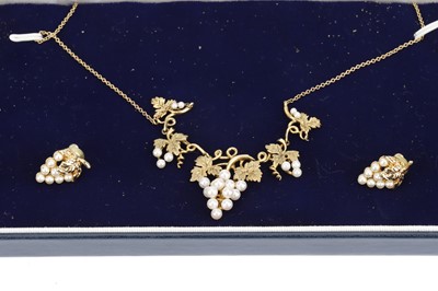 Lot 1270 - A 9ct Yellow Gold Grape Vine Necklace