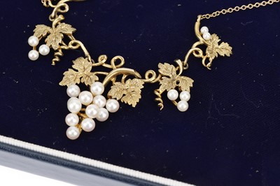 Lot 1270 - A 9ct Yellow Gold Grape Vine Necklace