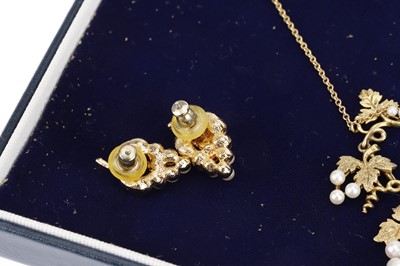 Lot 1270 - A 9ct Yellow Gold Grape Vine Necklace