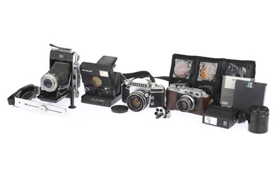 Lot 222 - A Collection of Various Cameras