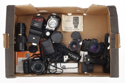 Lot 195 - A Mixed Selection of Cameras and Accessories