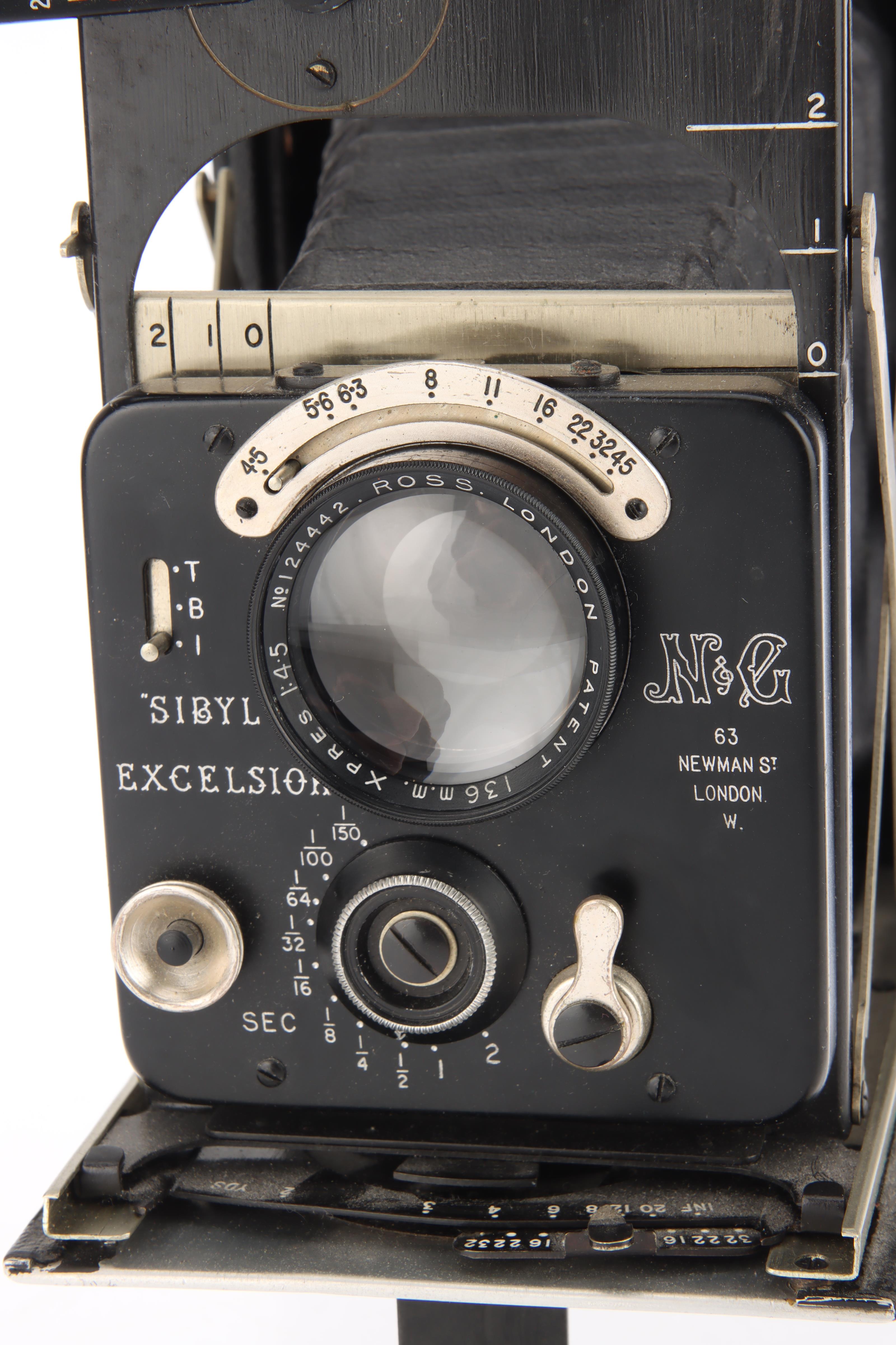 Un Appareil Photo Pliant Newman & Guardia New Special Si