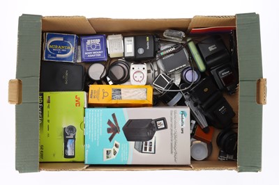 Lot 999 - A Tray of Photographic Equipment and Accessories