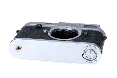 Lot 39 - A Leica M2 First Batch 'Black Paint' Rangefinder Camera