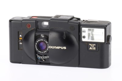 Lot 351 - An Olympus XA2 35mm Film Camera