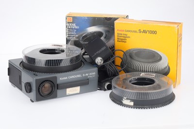 Lot 824 - A Kodak Carousel S-AV 2050 Slide Projector