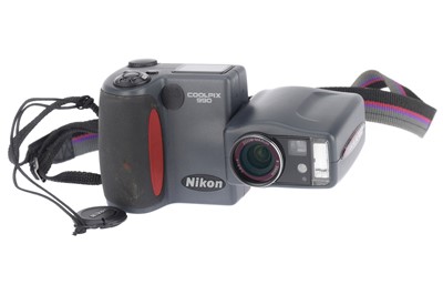 Lot 149 - A Nikon Coolpix 990 Digital Compact Camera