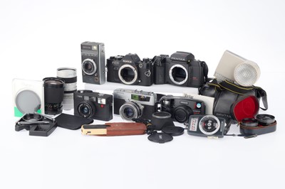 Lot 205 - A Selection of Cameras and Photographica