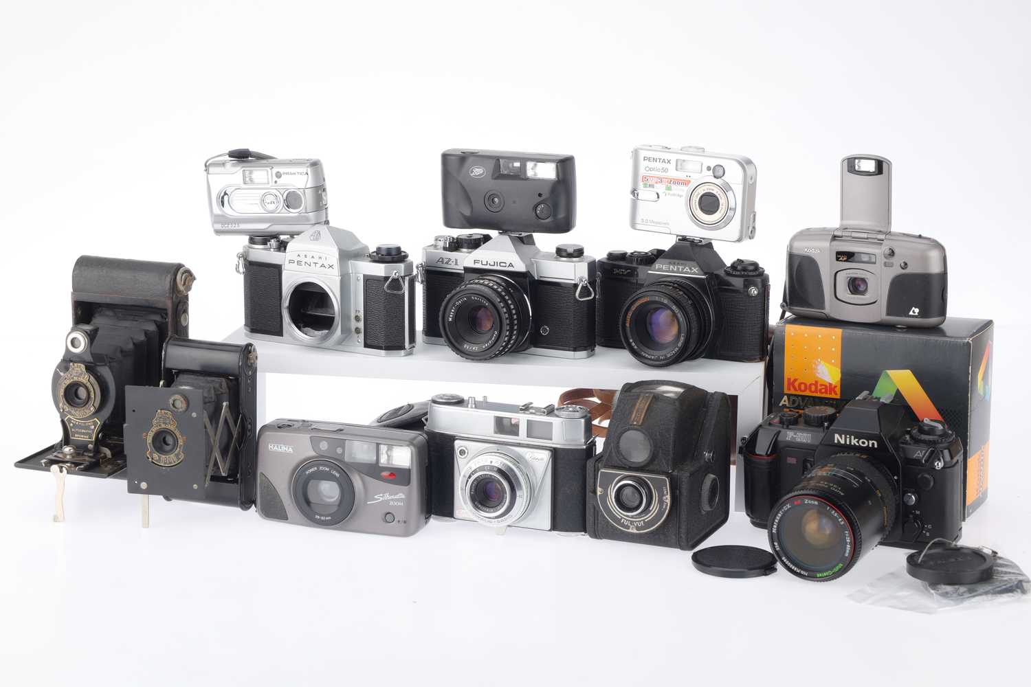 Lot 207 - A Mixed Selection of Cameras,