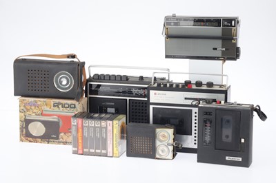 Lot 819 - A Selection of Radio Devices