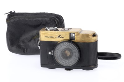 Lot 99 - A Fujica Mini Half Frame Ultra Compact Camera