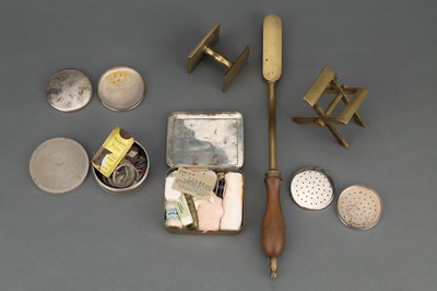 Lot 123 - A Miscellaneous Group of Medical and Pharmaceutical Artefacts