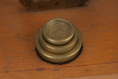 Lot 650 - A Collection of Apothecary Chemists items