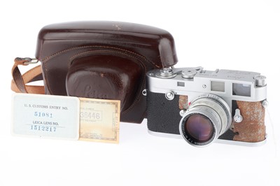 Lot 19 - A Leica M2 Rangefinder Camera